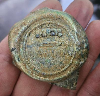 Wine bottle fragement with crest of Rawdon family